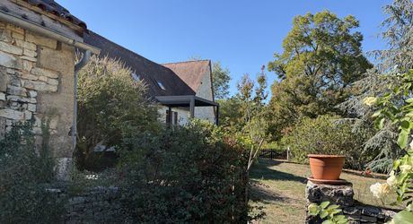Dans un cadre exceptionel , propriété de caractère composée d'une maison prinicpale de 344 m² habitables, un gîte, des dépendances, d'une piscine et 4 ha de terrain.