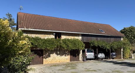 Dans un cadre exceptionel , propriété de caractère composée d'une maison prinicpale de 344 m² habitables, un gîte, des dépendances, d'une piscine et 4 ha de terrain.