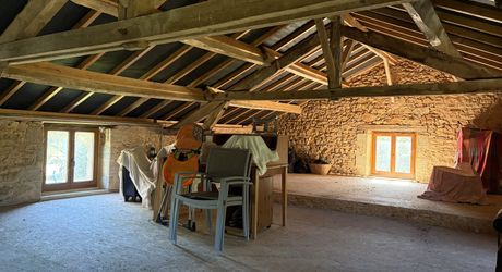 Dans un cadre exceptionel , propriété de caractère composée d'une maison prinicpale de 344 m² habitables, un gîte, des dépendances, d'une piscine et 4 ha de terrain.