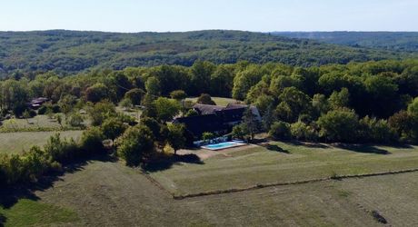 Dans un cadre exceptionel , propriété de caractère composée d'une maison prinicpale de 344 m² habitables, un gîte, des dépendances, d'une piscine et 4 ha de terrain.