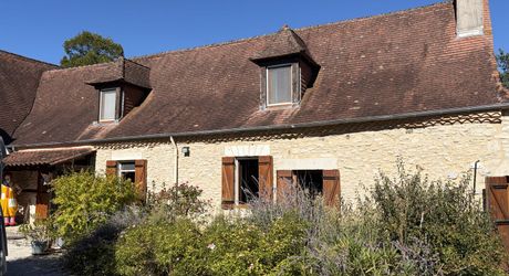 Dans un cadre exceptionel , propriété de caractère composée d'une maison prinicpale de 344 m² habitables, un gîte, des dépendances, d'une piscine et 4 ha de terrain.