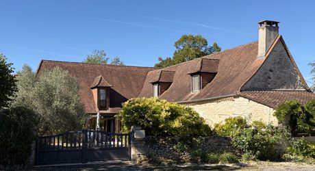 Dans un cadre exceptionel , propriété de caractère composée d'une maison prinicpale de 344 m² habitables, un gîte, des dépendances, d'une piscine et 4 ha de terrain.