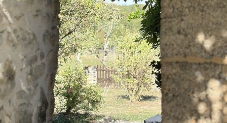 Dans un cadre exceptionel , propriété de caractère composée d'une maison prinicpale de 344 m² habitables, un gîte, des dépendances, d'une piscine et 4 ha de terrain.