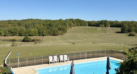 Dans un cadre exceptionel , propriété de caractère composée d'une maison prinicpale de 344 m² habitables, un gîte, des dépendances, d'une piscine et 4 ha de terrain.
