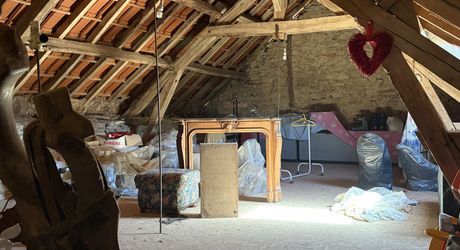 Dans un cadre exceptionel , propriété de caractère composée d'une maison prinicpale de 344 m² habitables, un gîte, des dépendances, d'une piscine et 4 ha de terrain.