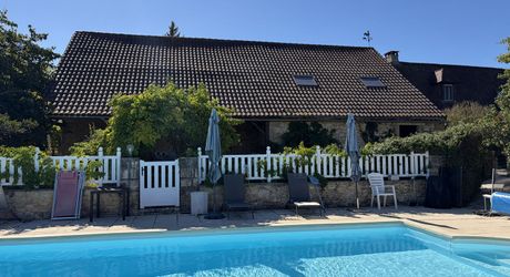 Dans un cadre exceptionel , propriété de caractère composée d'une maison prinicpale de 344 m² habitables, un gîte, des dépendances, d'une piscine et 4 ha de terrain.