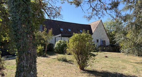 Dans un cadre exceptionel , propriété de caractère composée d'une maison prinicpale de 344 m² habitables, un gîte, des dépendances, d'une piscine et 4 ha de terrain.