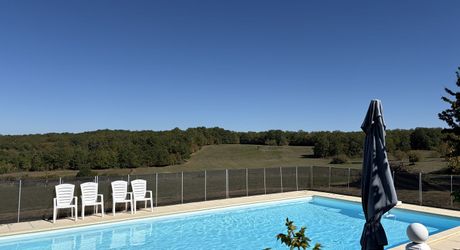 Dans un cadre exceptionel , propriété de caractère composée d'une maison prinicpale de 344 m² habitables, un gîte, des dépendances, d'une piscine et 4 ha de terrain.