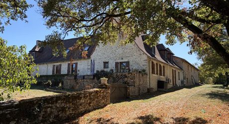 Dans un cadre exceptionel , propriété de caractère composée d'une maison prinicpale de 344 m² habitables, un gîte, des dépendances, d'une piscine et 4 ha de terrain.