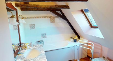 Dans un cadre exceptionel , propriété de caractère composée d'une maison prinicpale de 344 m² habitables, un gîte, des dépendances, d'une piscine et 4 ha de terrain.