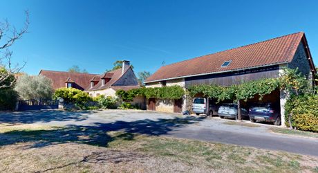 Dans un cadre exceptionel , propriété de caractère composée d'une maison prinicpale de 344 m² habitables, un gîte, des dépendances, d'une piscine et 4 ha de terrain.