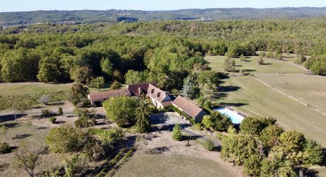 Dans un cadre exceptionel , propriété de caractère composée d'une maison prinicpale de 344 m² habitables, un gîte, des dépendances, d'une piscine et 4 ha de terrain.