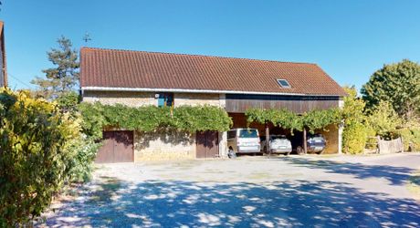 Dans un cadre exceptionel , propriété de caractère composée d'une maison prinicpale de 344 m² habitables, un gîte, des dépendances, d'une piscine et 4 ha de terrain.