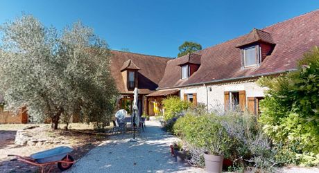 Dans un cadre exceptionel , propriété de caractère composée d'une maison prinicpale de 344 m² habitables, un gîte, des dépendances, d'une piscine et 4 ha de terrain.