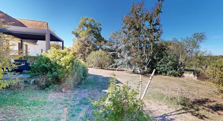 Dans un cadre exceptionel , propriété de caractère composée d'une maison prinicpale de 344 m² habitables, un gîte, des dépendances, d'une piscine et 4 ha de terrain.