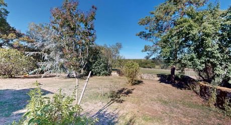 Dans un cadre exceptionel , propriété de caractère composée d'une maison prinicpale de 344 m² habitables, un gîte, des dépendances, d'une piscine et 4 ha de terrain.