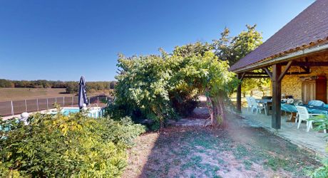Dans un cadre exceptionel , propriété de caractère composée d'une maison prinicpale de 344 m² habitables, un gîte, des dépendances, d'une piscine et 4 ha de terrain.