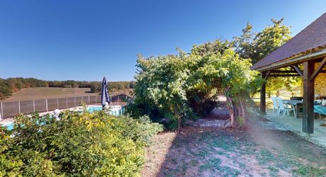 Dans un cadre exceptionel , propriété de caractère composée d'une maison prinicpale de 344 m² habitables, un gîte, des dépendances, d'une piscine et 4 ha de terrain.