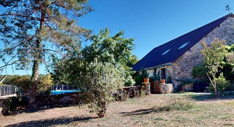 Dans un cadre exceptionel , propriété de caractère composée d'une maison prinicpale de 344 m² habitables, un gîte, des dépendances, d'une piscine et 4 ha de terrain.