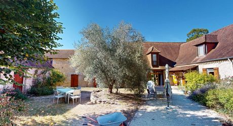 Dans un cadre exceptionel , propriété de caractère composée d'une maison prinicpale de 344 m² habitables, un gîte, des dépendances, d'une piscine et 4 ha de terrain.