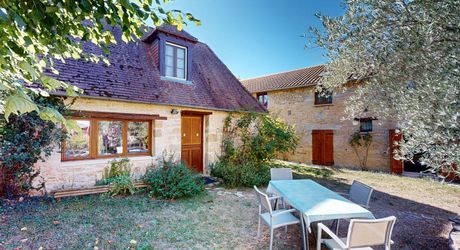 Dans un cadre exceptionel , propriété de caractère composée d'une maison prinicpale de 344 m² habitables, un gîte, des dépendances, d'une piscine et 4 ha de terrain.