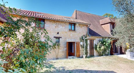 Dans un cadre exceptionel , propriété de caractère composée d'une maison prinicpale de 344 m² habitables, un gîte, des dépendances, d'une piscine et 4 ha de terrain.