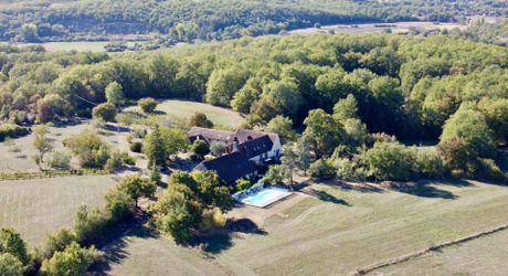 Dans un cadre exceptionel , propriété de caractère composée d'une maison prinicpale de 344 m² habitables, un gîte, des dépendances, d'une piscine et 4 ha de terrain.
