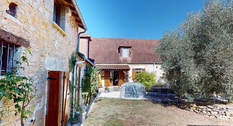 Dans un cadre exceptionel , propriété de caractère composée d'une maison prinicpale de 344 m² habitables, un gîte, des dépendances, d'une piscine et 4 ha de terrain.