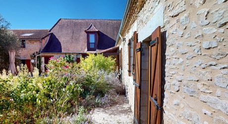 Dans un cadre exceptionel , propriété de caractère composée d'une maison prinicpale de 344 m² habitables, un gîte, des dépendances, d'une piscine et 4 ha de terrain.