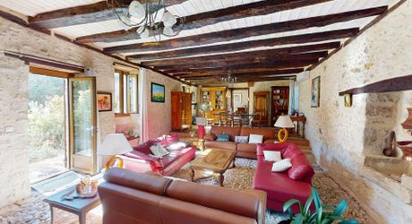 Dans un cadre exceptionel , propriété de caractère composée d'une maison prinicpale de 344 m² habitables, un gîte, des dépendances, d'une piscine et 4 ha de terrain.