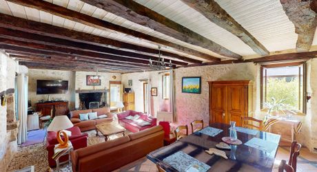 Dans un cadre exceptionel , propriété de caractère composée d'une maison prinicpale de 344 m² habitables, un gîte, des dépendances, d'une piscine et 4 ha de terrain.