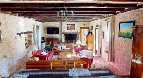 Dans un cadre exceptionel , propriété de caractère composée d'une maison prinicpale de 344 m² habitables, un gîte, des dépendances, d'une piscine et 4 ha de terrain.