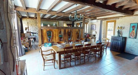 Dans un cadre exceptionel , propriété de caractère composée d'une maison prinicpale de 344 m² habitables, un gîte, des dépendances, d'une piscine et 4 ha de terrain.