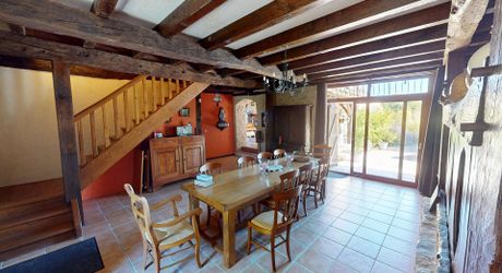 Dans un cadre exceptionel , propriété de caractère composée d'une maison prinicpale de 344 m² habitables, un gîte, des dépendances, d'une piscine et 4 ha de terrain.