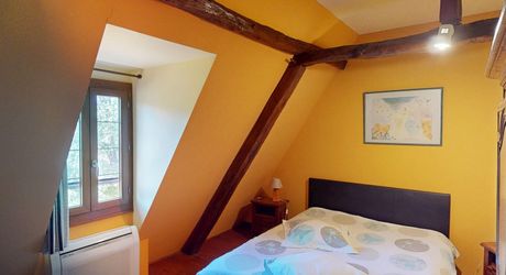 Dans un cadre exceptionel , propriété de caractère composée d'une maison prinicpale de 344 m² habitables, un gîte, des dépendances, d'une piscine et 4 ha de terrain.