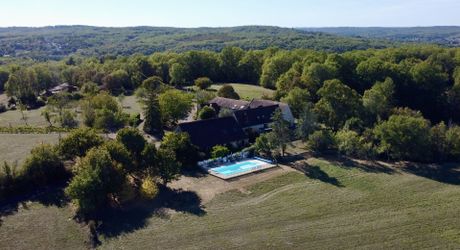 Dans un cadre exceptionel , propriété de caractère composée d'une maison prinicpale de 344 m² habitables, un gîte, des dépendances, d'une piscine et 4 ha de terrain.