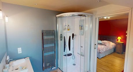 Dans un cadre exceptionel , propriété de caractère composée d'une maison prinicpale de 344 m² habitables, un gîte, des dépendances, d'une piscine et 4 ha de terrain.