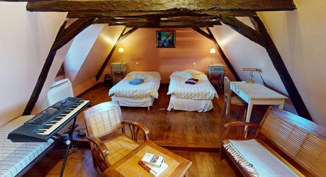 Dans un cadre exceptionel , propriété de caractère composée d'une maison prinicpale de 344 m² habitables, un gîte, des dépendances, d'une piscine et 4 ha de terrain.