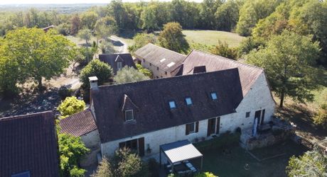 Dans un cadre exceptionel , propriété de caractère composée d'une maison prinicpale de 344 m² habitables, un gîte, des dépendances, d'une piscine et 4 ha de terrain.