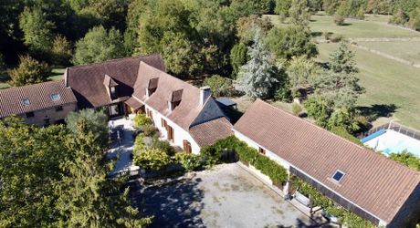 Dans un cadre exceptionel , propriété de caractère composée d'une maison prinicpale de 344 m² habitables, un gîte, des dépendances, d'une piscine et 4 ha de terrain.