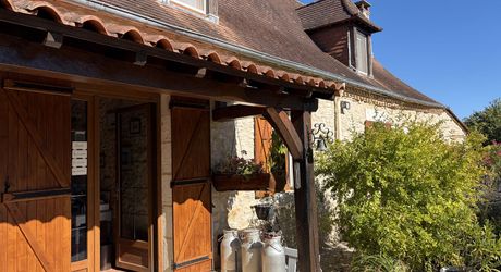 Dans un cadre exceptionel , propriété de caractère composée d'une maison prinicpale de 344 m² habitables, un gîte, des dépendances, d'une piscine et 4 ha de terrain.