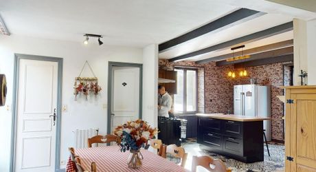En Périgord Noir, dans la commune d’Hautefort, propriété ancienne entièrement rénovée offrant cinq grandes chambres, un sous-sol à usage de stockage, une grande grange et une ancienne piscine à rénover.