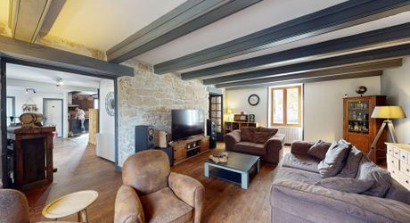 En Périgord Noir, dans la commune d’Hautefort, propriété ancienne entièrement rénovée offrant cinq grandes chambres, un sous-sol à usage de stockage, une grande grange et une ancienne piscine à rénover.