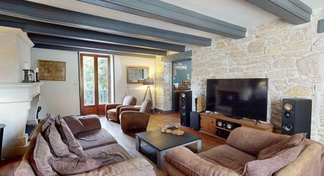 En Périgord Noir, dans la commune d’Hautefort, propriété ancienne entièrement rénovée offrant cinq grandes chambres, un sous-sol à usage de stockage, une grande grange et une ancienne piscine à rénover.