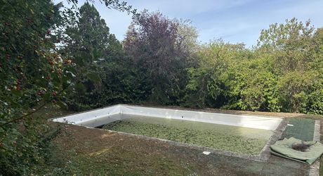 En Périgord Noir, dans la commune d’Hautefort, propriété ancienne entièrement rénovée offrant cinq grandes chambres, un sous-sol à usage de stockage, une grande grange et une ancienne piscine à rénover.
