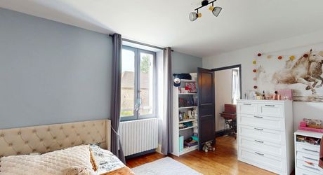 En Périgord Noir, dans la commune d’Hautefort, propriété ancienne entièrement rénovée offrant cinq grandes chambres, un sous-sol à usage de stockage, une grande grange et une ancienne piscine à rénover.