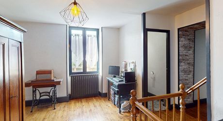 En Périgord Noir, dans la commune d’Hautefort, propriété ancienne entièrement rénovée offrant cinq grandes chambres, un sous-sol à usage de stockage, une grande grange et une ancienne piscine à rénover.