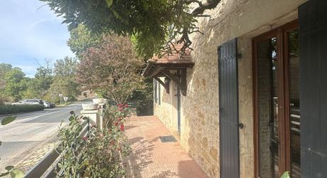 En Périgord Noir, dans la commune d’Hautefort, propriété ancienne entièrement rénovée offrant cinq grandes chambres, un sous-sol à usage de stockage, une grande grange et une ancienne piscine à rénover.