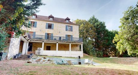 En Périgord Noir, dans la commune d’Hautefort, propriété ancienne entièrement rénovée offrant cinq grandes chambres, un sous-sol à usage de stockage, une grande grange et une ancienne piscine à rénover.