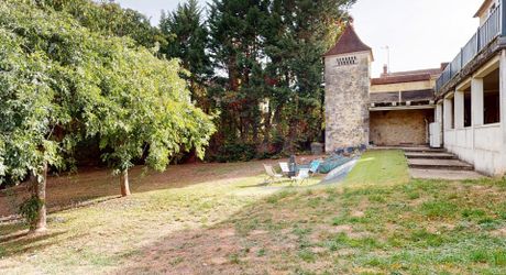 En Périgord Noir, dans la commune d’Hautefort, propriété ancienne entièrement rénovée offrant cinq grandes chambres, un sous-sol à usage de stockage, une grande grange et une ancienne piscine à rénover.